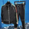 2023 SS Set sportivo da uomo Felpa con cappuccio Pantaloni casual Set da due pezzi Designer Abbigliamento di marca Coppia Jogger Abbigliamento casual Moda uomo Nastro da donna Set di abbigliamento sportivo riflettente