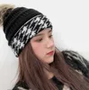 2019 NET KNIT JACQUARD BEANIE مع بوم بوم بينيس الرياضة القبعات الدافئة القبعة القبعة قبعة تطريز ناعم دافئ الفتيات البالغين الفتيان