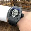 Die Uhr RM52-06 Mystery Mask ist mit einem vollautomatischen Xitieceng-Uhrwerk, strukturiertem Kohlefasergehäuse und einem Saphirspiegel-Gummiarmband für Designeruhren ausgestattet