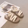 Sandálias Sapatos para Meninas Sandálias 2023 Verão Nova Luz Luxo Moda Infantil Confortável Sapatos Casuais Sandálias Sapatos de Praia Boutique R230603
