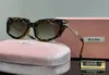 Óculos de sol Miu de luxo Retro Cat Eyes Óculos de sol femininos Tendência da moda Óculos de borda cruzada Óculos femininos de metal com corrente oca Óculos masculinos