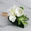 Dekoracyjne kwiaty ręcznie wykonane boutonniere na strzępę