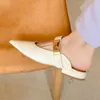 Sandalias Zapatos de mujer de cuero natural genuino Zapatillas de verano Punta estrecha Diseño de metal Diapositivas Mujeres Slip-on Mules