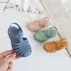 Slipper barn sommarsandaler baby flickor grotta hål söta prinsessan godisskor icke-halk romerska sandaler andningsbara strandskor 230603