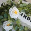 Dekorative Blumen, 2 m, künstliche Girlande mit weißen Rosen, Grünpflanzen zum Aufhängen für Hochzeitszimmer, Wand, Zuhause, Party, Garten, Basteln, Bogendekoration