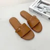 Luxuriöse klassische Strandhausschuhe, klassischer flacher Absatz, Sommer, faule Designer-Hausschuhe aus Metall, Cartoon-Stil mit großem Kopf, Leder-Damenhausschuhe, Hotelbad, Damen-Sexy-Sandalen