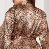 Abiti casual di base XL-5XL che vendono camicia da notte di seta imitazione grandi abiti da casa a maniche lunghe stampa leopardata da donna 125 kg possono essere indossati 230603
