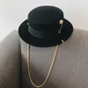 Stingy Brim Hats Fedora Hat Retro Wool Felt Hat Women European Punk Chain Novelty Flat Top Hats Men Cap Street Fashion Wild Trend 230603