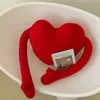 Плюшевые куклы творческая специальная форма красной любви подушка сердца современное диван гостиная сердца с длинными руками абстрактная подушка объятие 230603