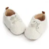 Första Walkers spädbarn varm fluffig sneaker söt tecknad baby höst mode snörning skor småbarn
