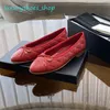 Designerschuhe Chanelee Lederkissen Ballerinas mit runder Spitze Leder Hochzeit Party Luxuriöser Samt Frühling Herbst Schaffellschleife Lazy Dance Loafers Freizeitschuhe für Damen