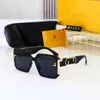 Gafas de sol de diseñador para mujeres y hombres Marco de moda Gafas de ojo de gato Modelo Especial UV 400 Carta de protección Pierna grande