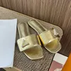 Chinelos em relevo com strass sapatos de grife de luxo sandálias de couro femininas confortáveis sapatos de praia antiderrapantes sapatilhas de graffiti de moda verão sapatos casuais ao ar livre