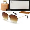 ファッションデザイナーのサングラスクラシック眼鏡ゴーグルアウトドアビーチサングラスマンウーマン4colorオプションの卸売メタルフレームサングラス付きギフトボックス