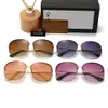 ファッションデザイナーのサングラスクラシック眼鏡ゴーグルアウトドアビーチサングラスマンウーマン4colorオプションの卸売メタルフレームサングラス付きギフトボックス