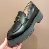 Stickade brev sandaler lyx retro designer skor kvinnors modeplattform skor sommar nya läder loafers topp klassiska brogues utomhus bekväma casual skor