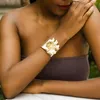 Pulseira grande larga superfície de metal lisa com pulseiras de punho de flor para mulheres exageradas grandes pulseiras africanas joias da moda
