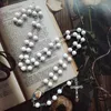 Naszyjniki wiszące qigo katolickie wiara Jezus krzyż biały różaniec Naszyjnik długi akrylowy pasmo biżuterii dla mężczyzn kobiety