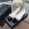 Designerschuhe Chanelee Lederkissen Ballerinas mit runder Spitze Leder Hochzeit Party Luxuriöser Samt Frühling Herbst Schaffellschleife Lazy Dance Loafers Freizeitschuhe für Damen