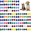 靴50/100pcs犬の弓を混合した色の卸売ペットグルーミングアクセサリーウサギ猫犬の蝶ネクタイ調整可能なボウタイペット製品