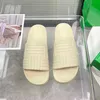 2023 Designer Men Women Chinelos sandálias Slides Tecido Borracha pele algodão Outsole Grama Verde Fundo Grosso Mens Chinelo Cunha Fofo Letras Palavra