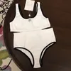 Chanele One Piece Swimsuit Designer Bikini مجموعة الحياكة النسائية بدلة الاستحمام الفاخرة مع طباعة C رسالة سوداء سوداء من ثلاث نقاط سيدة الصيف سميد ارتداء 870