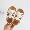 Sandaler Barn Småbarn Baby Sandal Vintage Girls Boys Crossed Strap Leather Flat Buckle Strap Open Toe Shoe Casual Beach Shoes Sandaler R230603