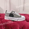 Topp heta designers sneaker casual sko män kvinnor läder snörning sneakers vita svarta tränare jogga promenader