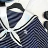 Kvinnors t-shirtdesigner 2023 sommar Ny produktbrev broderi blå och vita ränder marin krage våffla kort hylsa t-shirt kvinnor mbrg