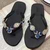 2023 Mode Femmes Chaussures Été Nouveau Design Tongs Femme Yeux Bleus Cristal Série Mode Casual Plat Plage Sandales De Plage.