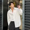 Chemises décontractées pour hommes 2023 printemps Style coréen personnalisé conception de ligne de rides hommes lâche couleur unie blanc pour la taille M-XL