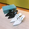 Designerskor Kvinnor spetsiga sandaler läder stiletto häl sandaler kvinnliga högklackade tofflor triangel metall logotyp damer tofflor sandaler bankett klänningskor