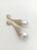 Brincos de tachas YYGEM Luxo para mulheres Zircônia cúbica Pave Banhado a ouro flor 2,4 pol. 16 x 25 mm pérola branca concha do mar