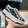 2024 Tasarımcı Kadınlar Sıradan Ayakkabı İtalya Düşük kesim 1977 Yüksek Üst Mektup Yüksek kaliteli spor ayakkabı Bej Ebony Canvas Tenis Ayakkabı Lüks Kumaş Trimler Kalın Çıkarılmış Ayakkabılar