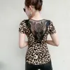 Kvinnors T-skjortor Kort ärm T-shirt för kvinnor Vackra back spetsar klippt ut v-ringning sexig leopardtryck