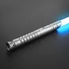 Bâtons lumineux LED Sabre laser à balançoire lisse RVB 12 jeux d'effets sonores Heavy Dueling Laser Sword 15 Changement de couleur Force FX Blaster FOC Lock Up 230605