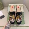 Designer Princetown tofflor äkta lädermulor Kvinnor Loafers Metalkedja Bekväm avslappnad sko Spets Velvet Slipper med dammväska 35-43