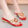 Kvinnor skor 2023 Nya vatten diamant sandaler kvinnor mjuk läder platt botten platt häl flip flops koreansk version strandskor
