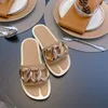 2023 Womens Shoes Summer Ny platt botten Metallknapp tofflor Kvinnor bär mode casual koreanska joker sandaler och tofflor.