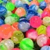 Gioco con la sabbia Divertimento con l'acqua 20Pcslot Rubber 19mm Cloud Bouncy Balls Divertente giocattolo che salta Mini Neon Swirl che rimbalza per giochi sportivi per bambini 230605