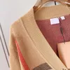 2023ファッションデザイナーセーター女性秋の丸い首の縞模様のファッション長袖女性ハイエンドジャクアードカーディガンニッティングセーターコート