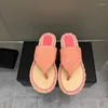 Sandaler platt tofflor designer mode sommar damer glider fast färg flip flops låga klackar rosa strandskor