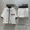 Conjunto de duas peças de roupas esportivas com protetor solar feminino, roupas de marca de grife, conjunto de moletom de ioga de moda feminina, conjunto de jogger, shorts curtos casuais ao ar livre