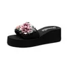 Koreaanse versie van pantoffels met hoge hakken Vrouwelijke zomer zoete bloemen Crystal Beach Slippers Mode wigvormige platformsandalen.