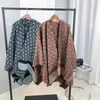 Klassisk halsduksjal Europeisk och amerikansk ny avancerad öppen skuren kvinnor Autumn Winter Scarf Cape Scarves sjalar mycket kvalitet