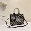 Lüks debriyaj çanta üst kolu Symbole Pochette Nakış Tote Çanta Kadın Seyahat Plajı Erkek Tasarımcı Üçgen Çanta Tuval Omuz Crossbody Shopper Bag 3 Boyut