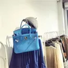 BK Designer fait à la main bleu ciel litchi Grain cuir femmes brillant doux main épaule milieu