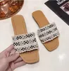 Chinelos de salto baixo para mulheres Slides ao ar livre 2023 Moda Pérolas Sandálias casuais Sandália feminina de salto baixo