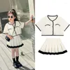 Kleding Sets 2023 ZOMER KINDEREN Luxe Korea Stijl Plooirok Knop Wit Shirt Mode Zoete Cool Voor Meisjes