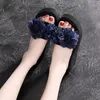 2023 Koreanska bohemiska ord tofflor Womens Fashion Wear Sandaler och tofflor Muffins Tjocksolade kilar och strandskor utan halk.